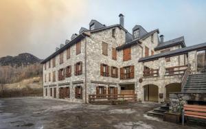 eine Außenansicht eines großen Steingebäudes in der Unterkunft Ático B Residencial Caldares El Pueyo in El Pueyo de Jaca