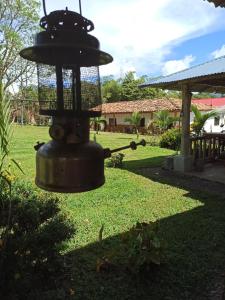 a bird feeder in the yard of a house at Pinar del Río Eco Habitación con altillo cuadruple in San Agustín