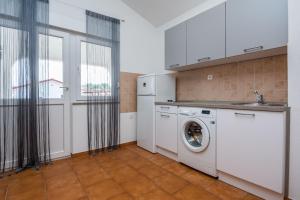 Kuchyňa alebo kuchynka v ubytovaní Apartment Wenig