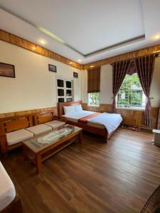 1 dormitorio con 2 camas y mesa de centro en Sao Mai en Hoi An