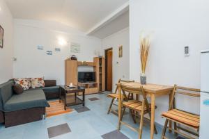 una sala de estar con una mesa y un sofá en Apartments Horvatic, en Vir