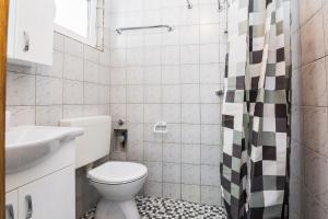 małą łazienkę z toaletą i umywalką w obiekcie Apartments Skundric w mieście Vir +37 zdjęć