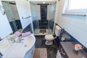 Koupelna v ubytování Apartments Hudic