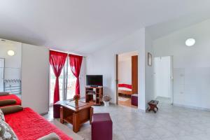 Televízia a/alebo spoločenská miestnosť v ubytovaní Apartments Trk