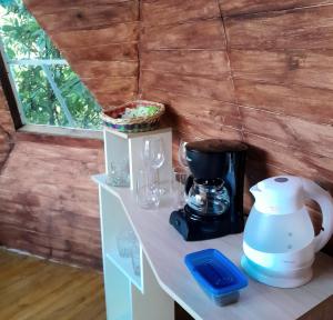 Boyacá的住宿－Magno Glamping，白色的柜台,上面有搅拌机和玻璃杯