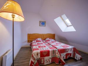 a bedroom with a bed with a red and white blanket at Appartement Peyragudes, 4 pièces, 10 personnes - FR-1-695-18 in Germ