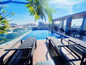 a swimming pool on the roof of a building at Honey Inn Pattaya in Pattaya Central