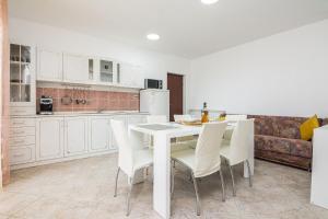 Kuchyňa alebo kuchynka v ubytovaní Apartments Napros