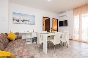TV a/nebo společenská místnost v ubytování Apartments Napros