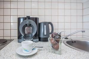 Příslušenství pro přípravu čaje a kávy v ubytování Apartments Bojana