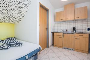 Kuchyň nebo kuchyňský kout v ubytování Apartments Bojana