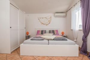 Postel nebo postele na pokoji v ubytování Apartments Bojana
