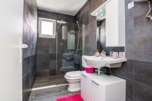 Ένα μπάνιο στο Apartments Krpan +31 φωτογραφίες