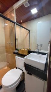 Et badeværelse på Flat Luxo no Villa Hípica em Gravata - PE - LocarHouse + 34 billeder