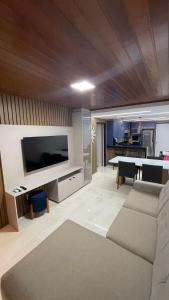 Et tv og/eller underholdning på Flat Luxo no Villa Hípica em Gravata - PE - LocarHouse