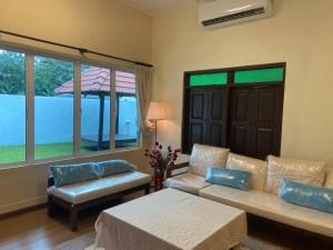 Posezení v ubytování Melaka Beach Villa C Type + 58 fotografií
