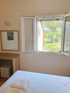 a bedroom with a bed and a window at Villa Elpiniki in Troulos