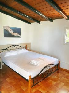 Bett in einem Schlafzimmer mit Holzdecke in der Unterkunft Villa Elpiniki in Troulos