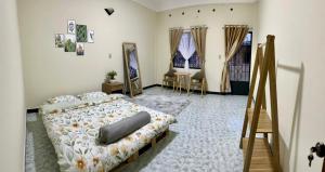 um quarto com uma cama, uma mesa e cadeiras em Viet Hoang's House em Da Lat