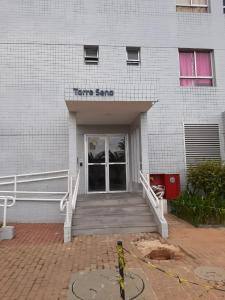 una puerta delantera de un edificio con un cartel en Apartamento completo en Manaos