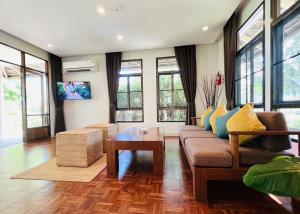 uma sala de estar com um sofá e uma mesa em Sirarun Resort em Ban Krut