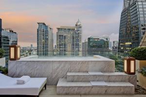 widok na panoramę miasta z wysokimi budynkami w obiekcie Rosewood Bangkok w mieście Bangkok