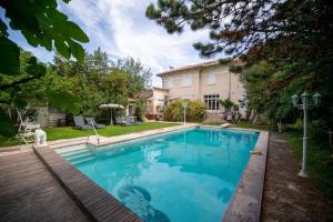 - une piscine en face d'une maison dans l'établissement Le figuier air-conditioned studio and swimmin, à Marseille