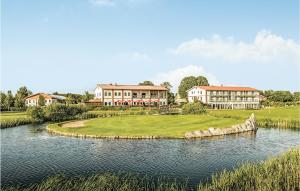 una casa en un campo de golf con un estanque en Fewo Schloss Ludwigsburg, en Kaschow