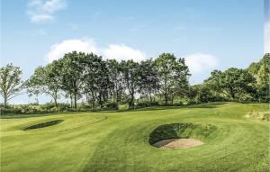 un campo de golf con un agujero en medio de un green en Fewo Schloss Ludwigsburg, en Kaschow