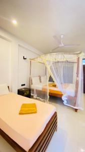 Łóżko lub łóżka w pokoju w obiekcie Mirissa Village MIRISSA