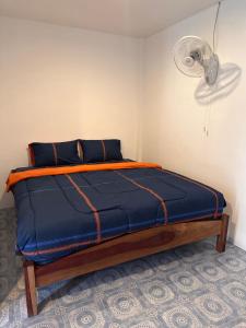 uma cama num quarto com uma ventoinha em Divers House em Ko Tao