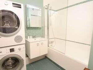 a bathroom with a washing machine and a sink at Appartement La Trinité-sur-Mer, 4 pièces, 6 personnes - FR-1-477-178 in La Trinité-sur-Mer