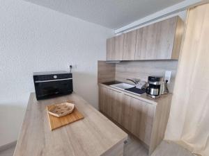 Η κουζίνα ή μικρή κουζίνα στο Charmant Studio Rénové 4 Pers, Balcon Sud, Proche Station - FR-1-393-156 +2 φωτογραφίες