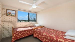 une chambre avec deux lits et une fenêtre dans l'établissement Edgecliffe Unit 10 Kings Beach QLD, à Caloundra