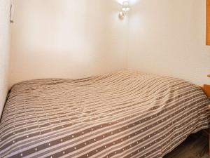- un lit dans un coin de chambre dans l'établissement Appartement Val Thorens, 2 pièces, 4 personnes - FR-1-637-45, à Val Thorens