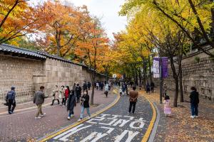 Un groupe de personnes marchant dans une rue dans l'établissement Travelodge Myeongdong Euljiro, à Séoul