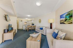 Posezení v ubytování Grand Pacific Unit 112 Caloundra QLD