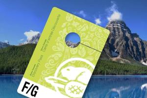 un libro con una foto de una montaña y un lago en Mountain Retreat, Pool & Hot Tub, BBQ, Patio, King Bed, Sleeps 6!, en Canmore