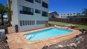 une piscine devant une maison dans l'établissement Jamarkos Unit 4 Kings Beach QLD, à Caloundra