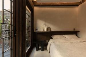 ソウルにあるLuxury hanok with private bathtub - SN12のベッドルーム1室(ベッド2台、窓付)