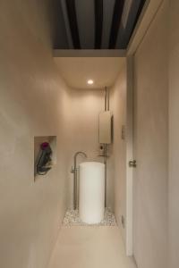 ソウルにあるLuxury hanok with private bathtub - SN12のバスルーム(白い洗面台付)