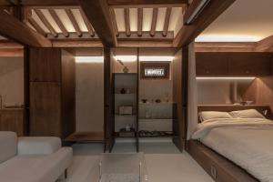 ソウルにあるLuxury hanok with private bathtub - SN12のベッドルーム1室(ベッド1台、ソファ、椅子付)