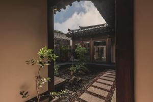 an external view of a house with a courtyard at Luxury Hanok Ha Nok-un in Seoul