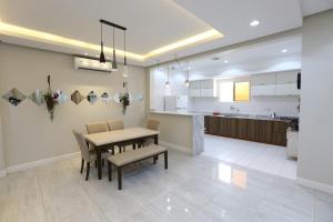 a kitchen and dining room with a table and chairs at منتجعات روزا بارك in Ad Dawādimī