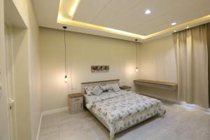 a bedroom with a bed in a room at منتجعات روزا بارك in Ad Dawādimī