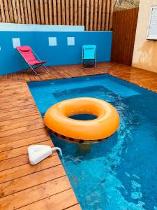 - une piscine avec un anneau orange dans l'eau dans l'établissement La Caza Léo - 120m² - Piscine vue sur mer, à L'Étang-Salé