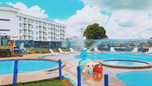 uma piscina com um brinquedo insuflável em frente a um edifício em Apto con Piscina a 5min del Parque Nacional Del Café em Montenegro