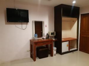 TV in/ali zabaviščno središče v nastanitvi Sabai House