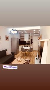 uma sala de estar com um sofá e uma mesa em My Apartments Tirane em Tirana