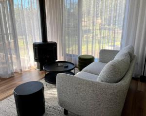 uma sala de estar com uma cadeira e um fogão em Selah Valley Estate em Limpinwood